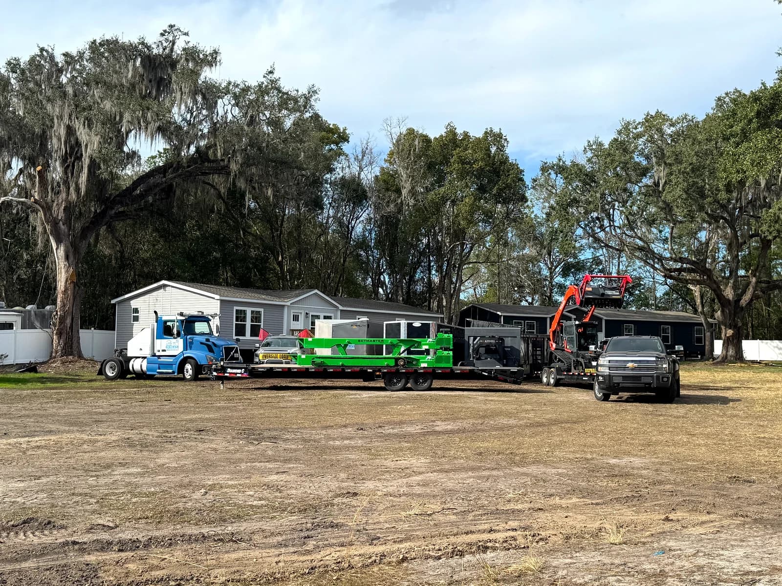 Remolque de Trinity cargado con equipo de construcción para instalación de casa móvil